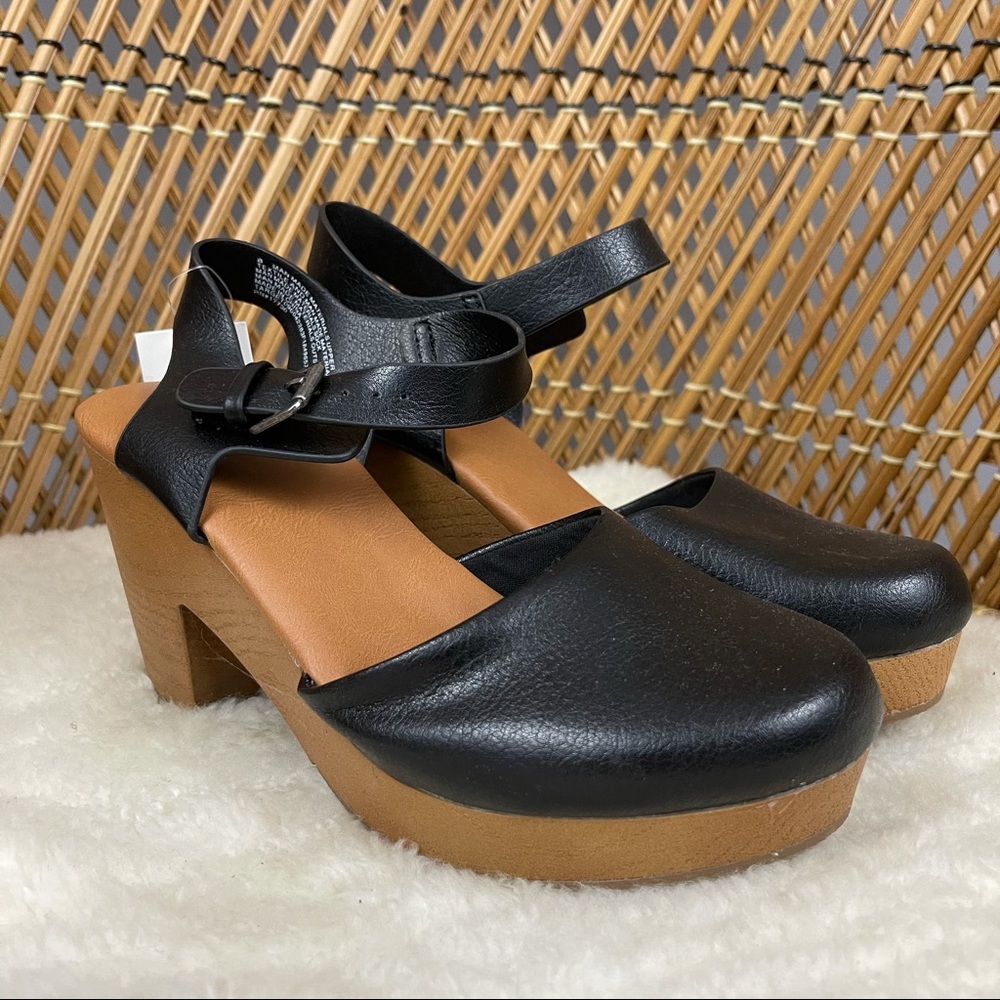 NWT Black Platform Heel